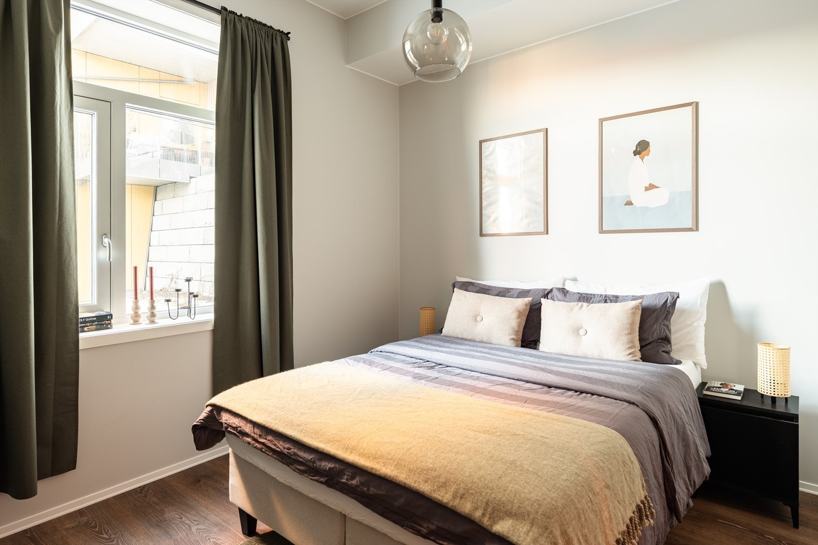 Hovedsoverommet er på romslige 11m². Også soverommene har svært god takhøyde. Galleribilde