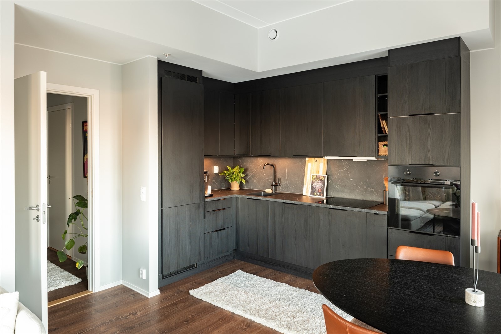 Innbydende og romslig hjørnekjøkken med god plass til oppbevaring. Det er i nyere tid skiftet til kjøkkenkran i matt sort. Galleribilde