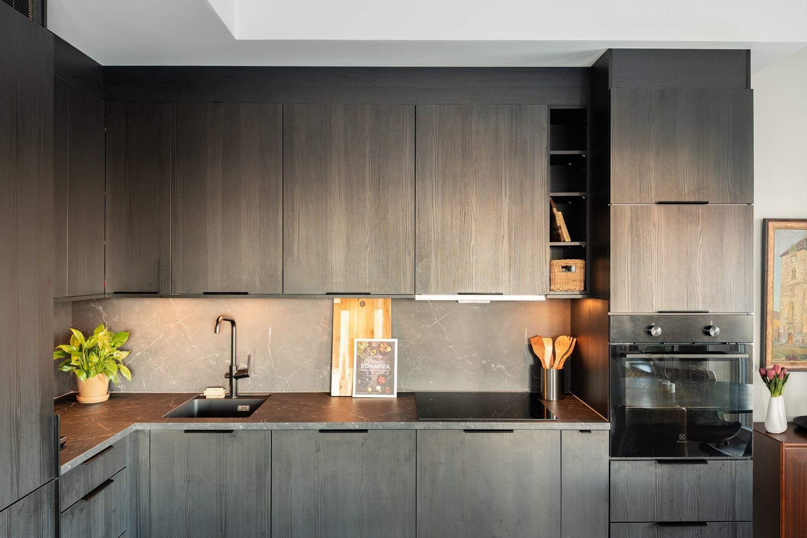 Kjøkkenet er levert av kvalitetsmerket HTH og har en god løsning med ovnen i arbeidshøyde. De integrerte hvitevarene medfølger handelen. Galleribilde