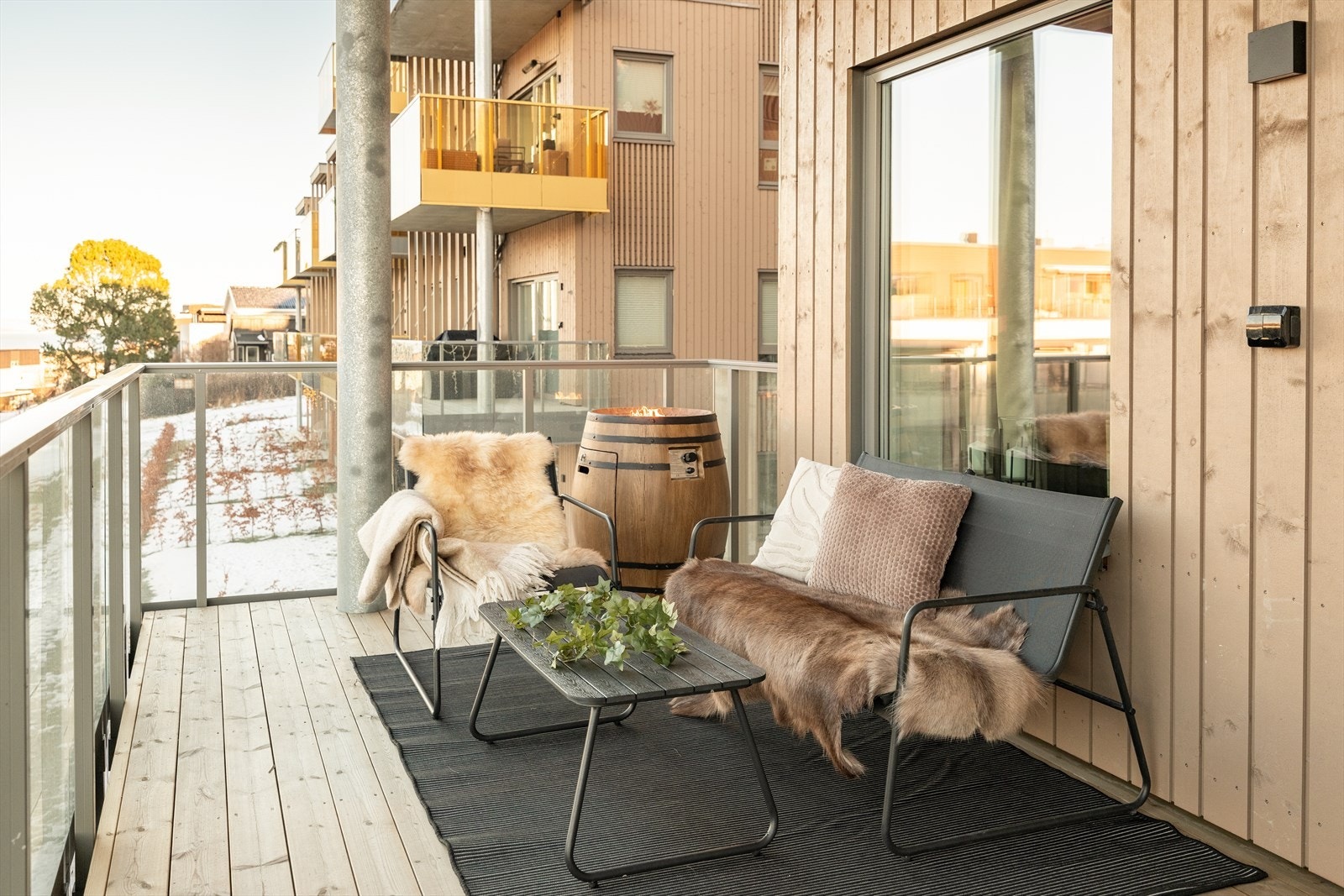 Balkongen er av god størrelse med et areal på 13m². Her er det god plass til å møblere etter eget ønske. Galleribilde