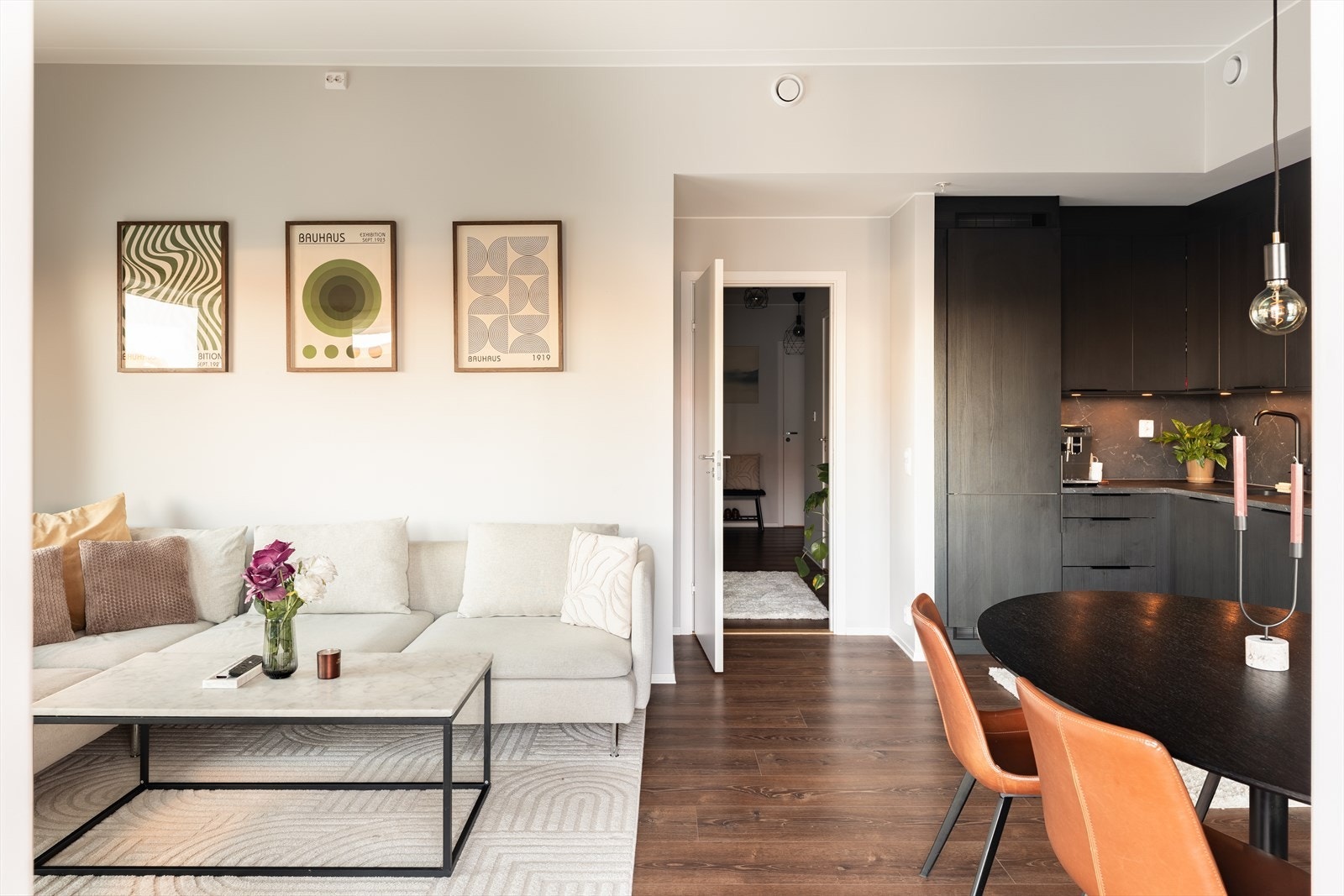 Selger har påkostet leiligheten med en rekke gode tilvalg. Blant tilvalgene finner man både oppgradert gulv og kjøkken. Galleribilde