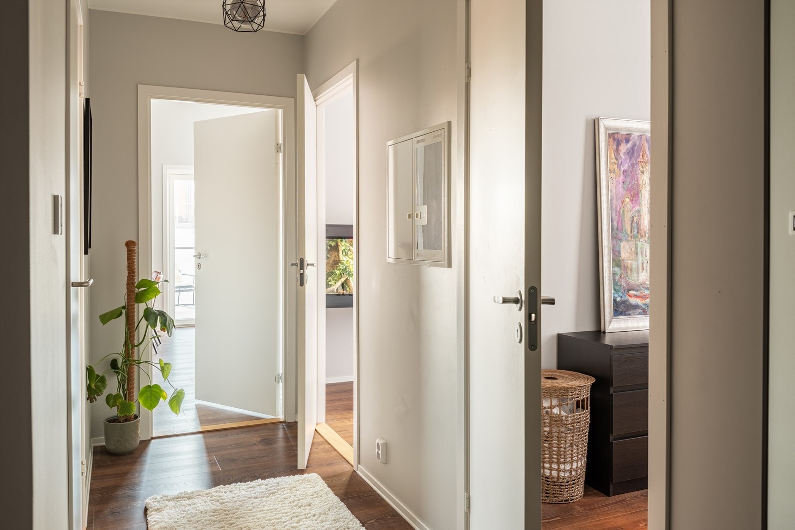 Samtlige rom i leiligheten ligger tilknyttet en praktisk entré på 9,5m². Galleribilde