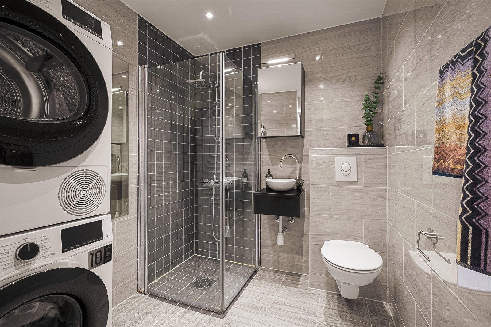 Helfliset og moderne bad fra 2017 med varme i gulv. Galleribilde