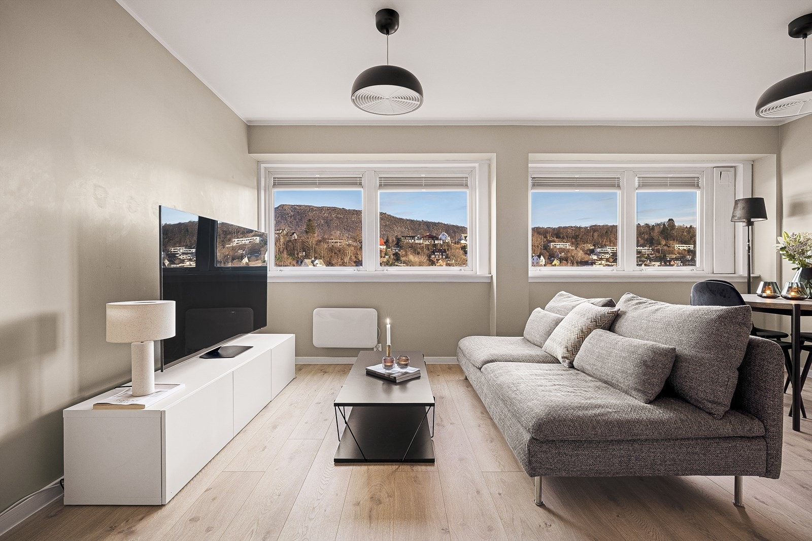 Lys og romslig stue. Her er det et pent gulv og vegger malt i beige. Galleribilde