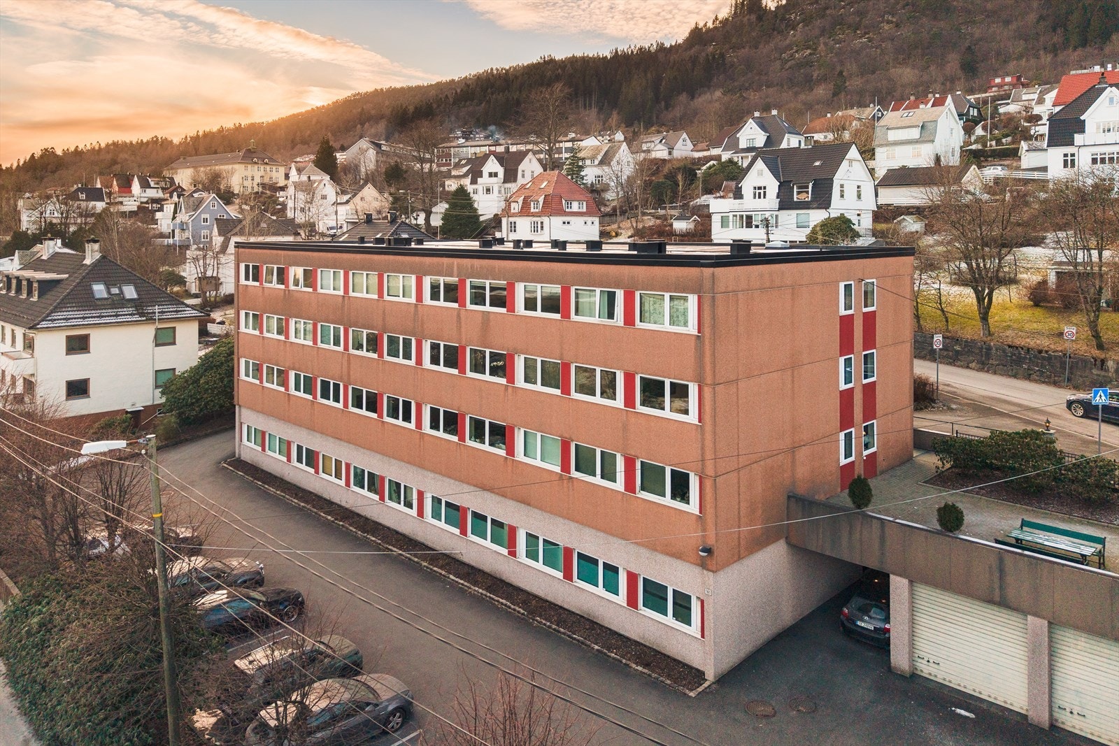 Borettslaget hadde en omfattende rehablitering i år 2000: Etterisolering av vegger, ny fasade og senere også balansert ventilasjon for en del av leilighetene i bygget. Galleribilde