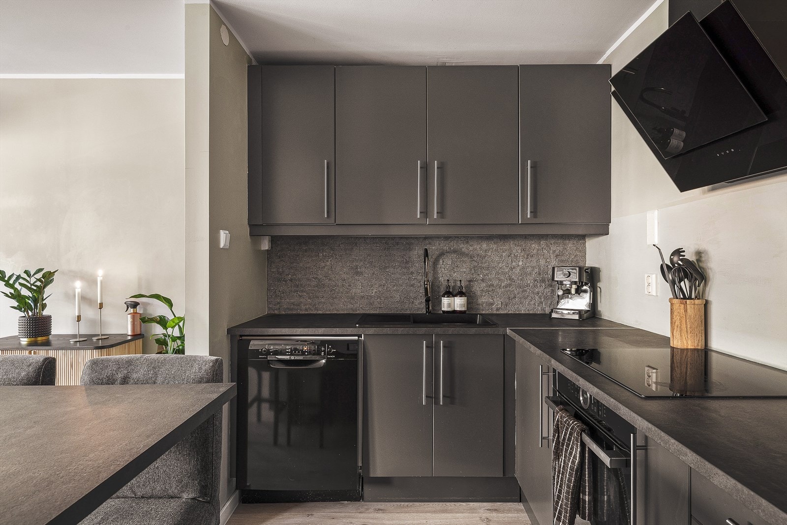 Fin kontrast til fargene på veggen. Galleribilde