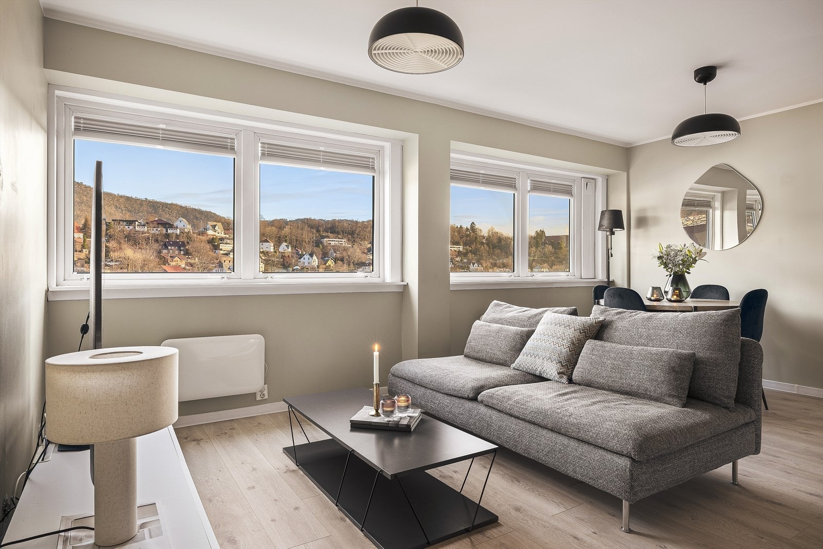 Store vindusflater gir godt med dagslys. Galleribilde