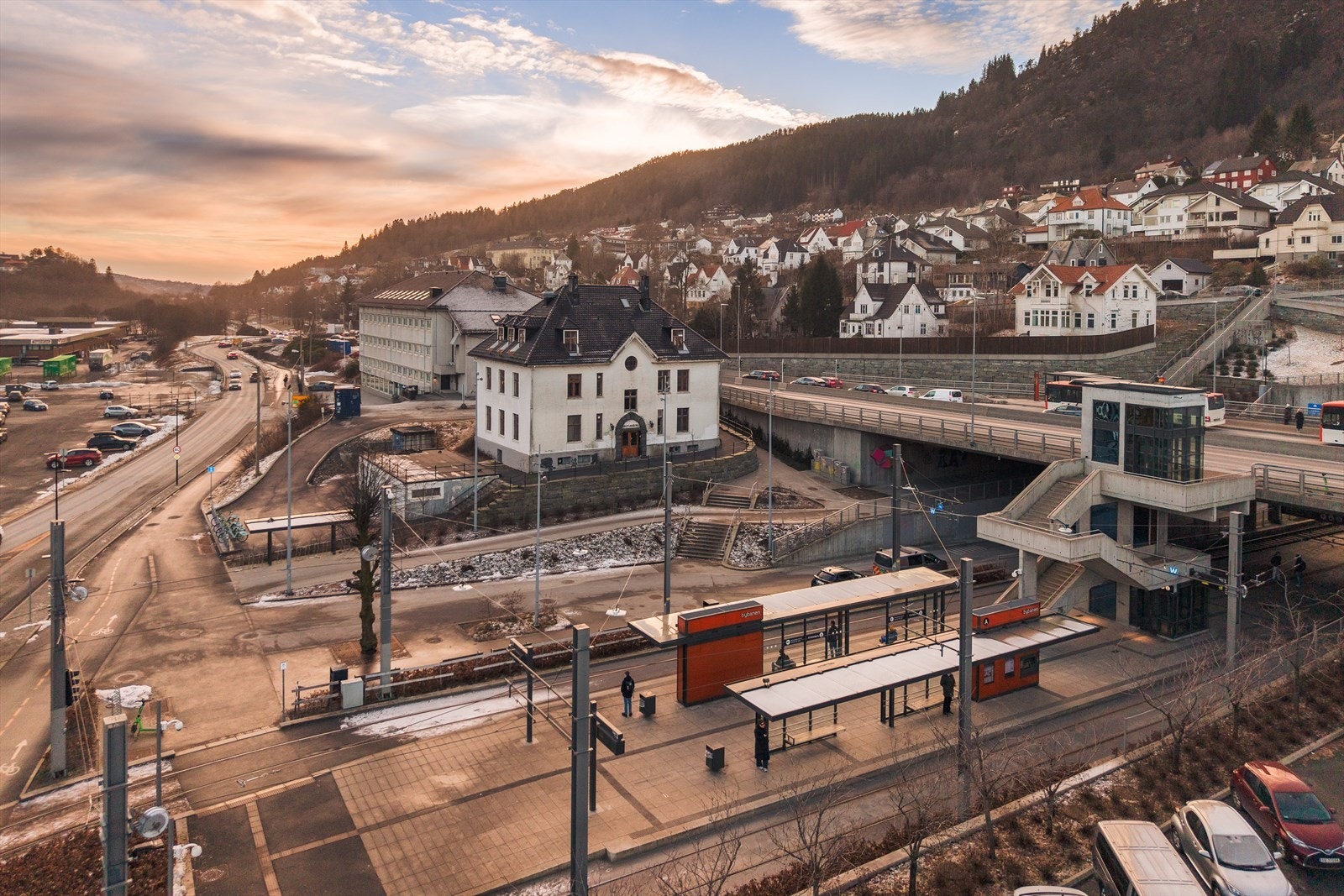 Kristianborg Bybanestopp og busstopp ligger i kort gangavstand fra boligen. Herfra kommer man seg enkelt rundt i byen og til de forskjellige bydelene. Galleribilde