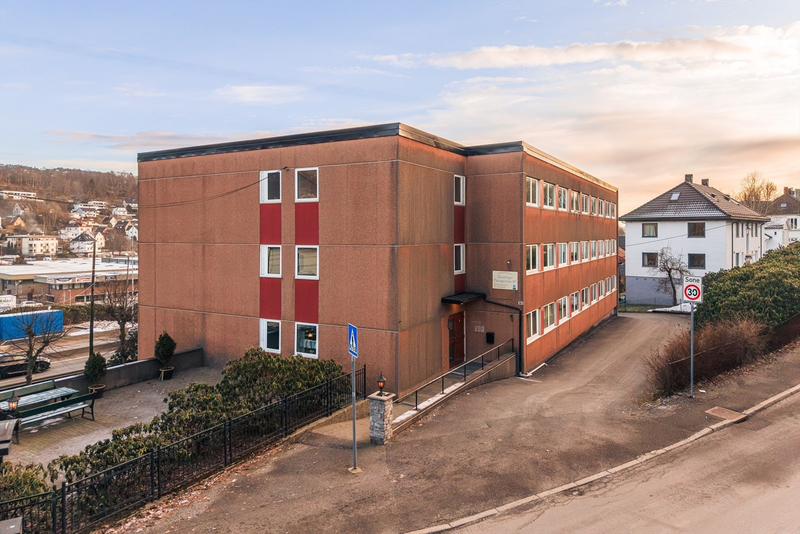 Det er varmekabler i innkjørselen til borettslagets tomt og godt med parkeringsplasser på nedsiden (rundt bygget) Galleribilde