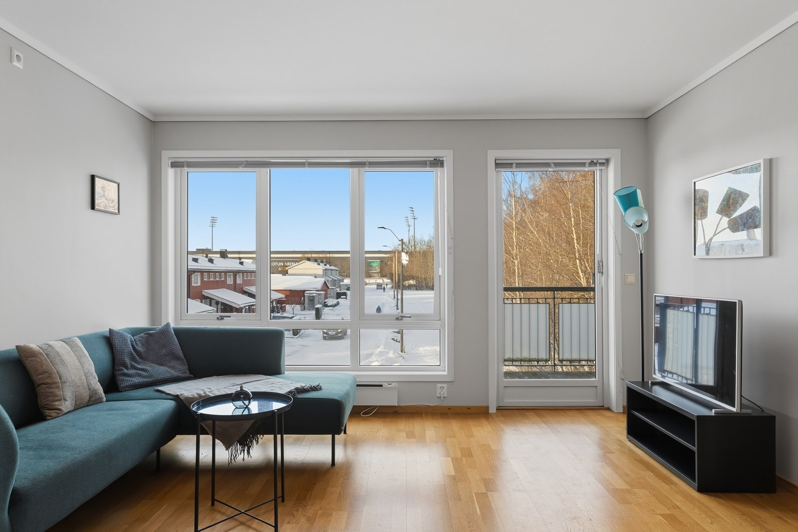 Leiligheten i 3. etg. byr på stue med utgang til overbygget balkong, delvis åpen kjøkkenløsning, soverom, bad og bod. Galleribilde