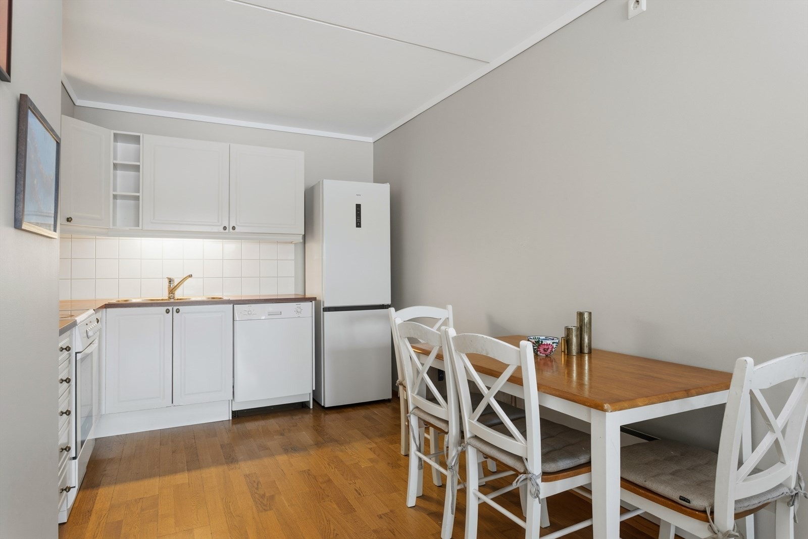 Kjøkkenet har innredning med profilerte fronter. Benkeplaten er av laminat. Galleribilde