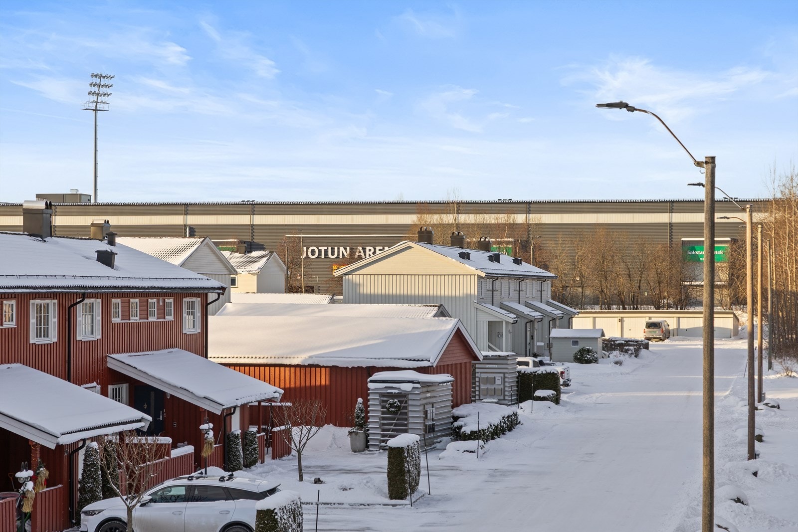 En kort gåtur unna leiligheten ligger Jotun Arena. Galleribilde