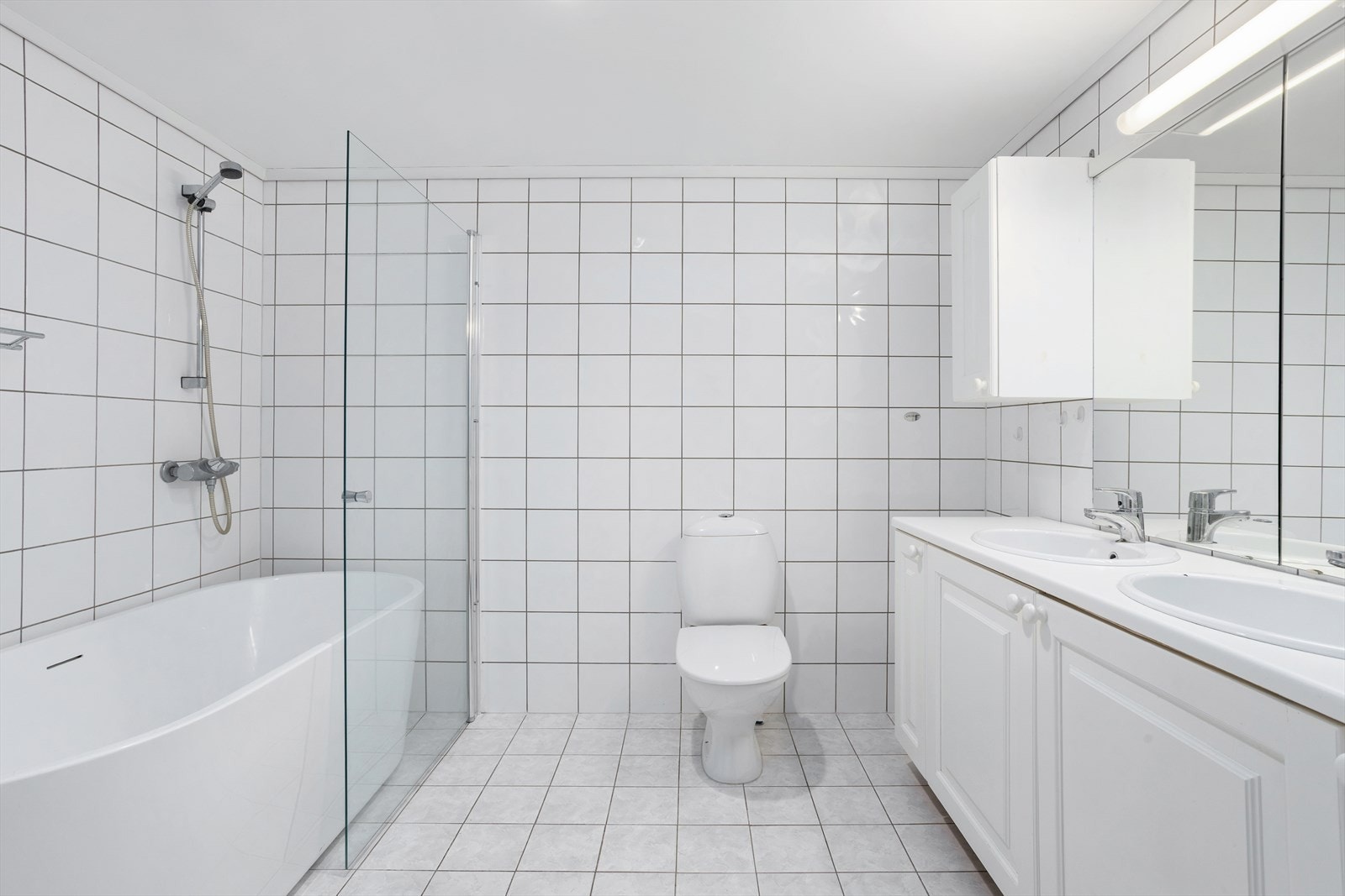 Badet har fliser på vegger og gulv. Galleribilde