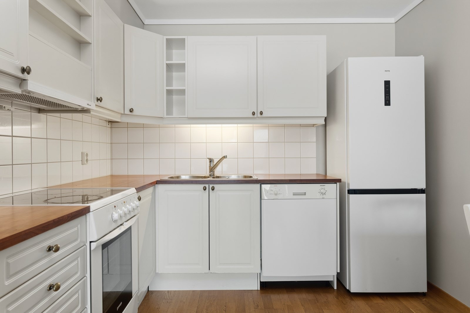 Det er godt med skapplass på kjøkkenet. Galleribilde