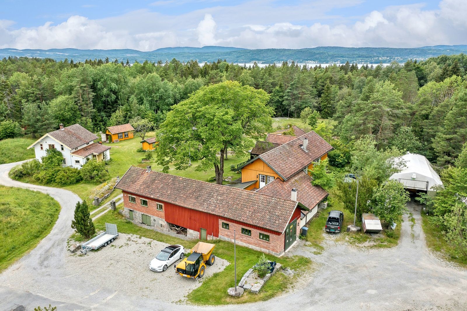 Eiendommen består av ett hovedhus, kårbolig, låve med verksted, anneks, lagerbygg, garasje, drivhus, hønsehus, redskapsbod og lagertelt. Galleribilde