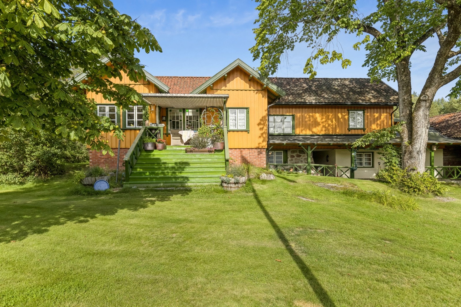 Stor skjermet hage og nydelig beplantning. Galleribilde