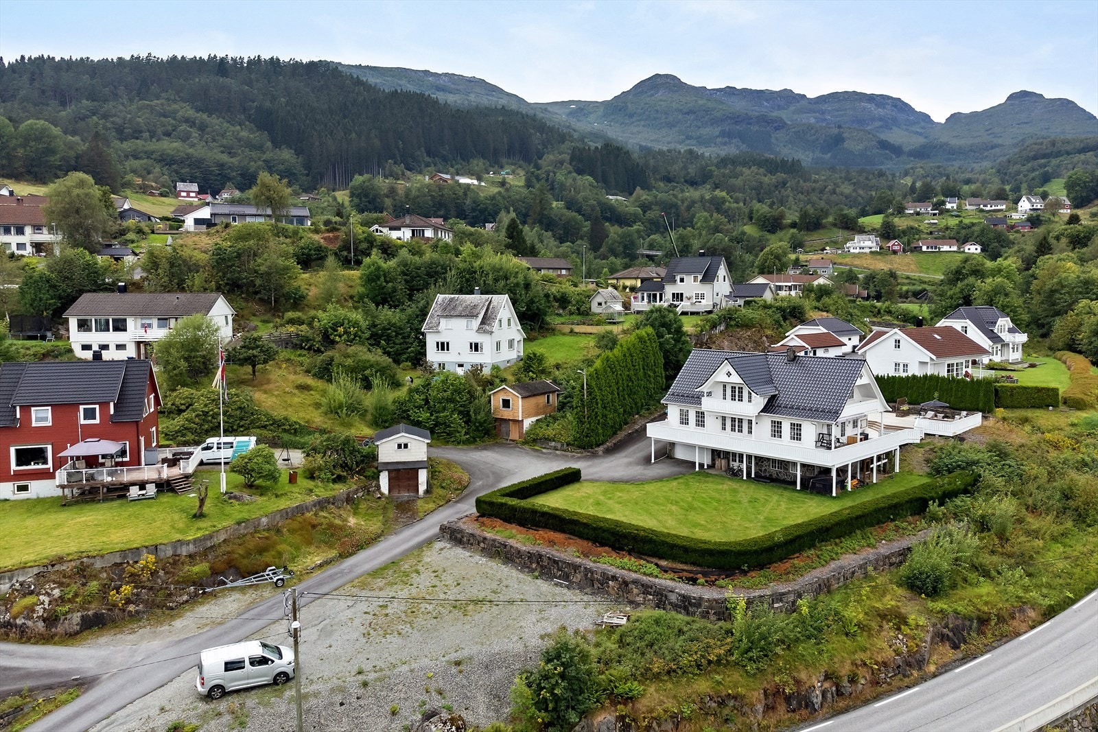 Fasade - Tomten inkluderer også ca. 500 kvm planert gruset areal på framsiden Galleribilde