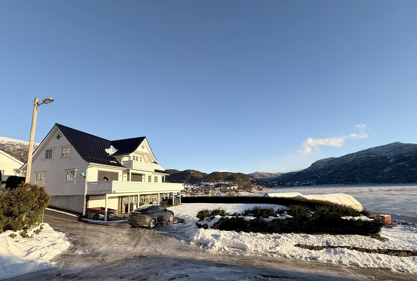 Flott beliggenhet med utsikt til fjorden Galleribilde