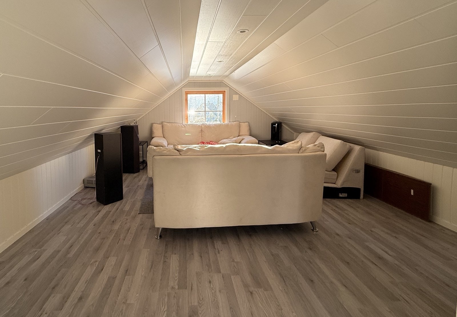 Innredet loft over garasje Galleribilde