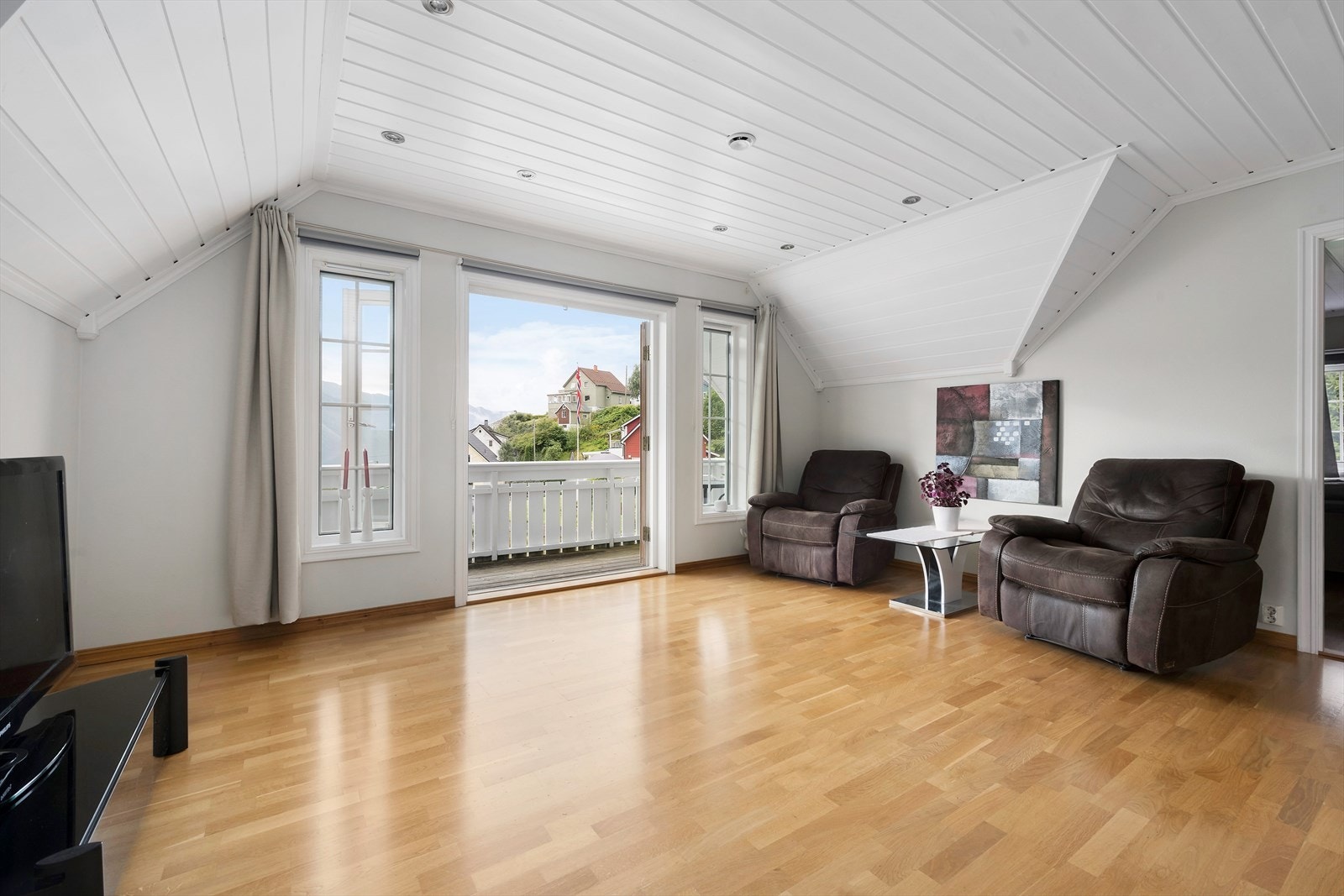 Loftsstue - utgang til balkong. Meget flott utsikt Galleribilde