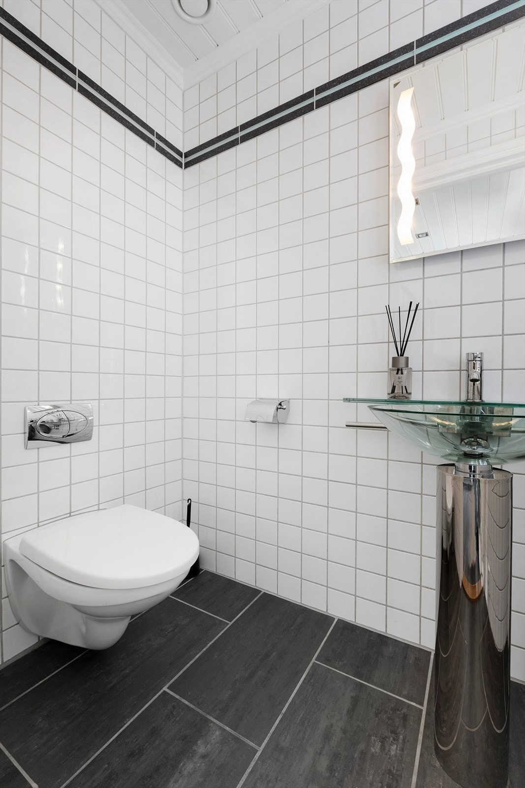 Toalettrom ved hovedinngang/entrè Galleribilde