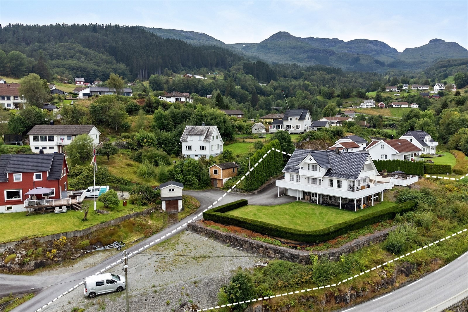 Stiplet omtrentlig eiendomsgrense. Gruset område foran huset medfølger Galleribilde