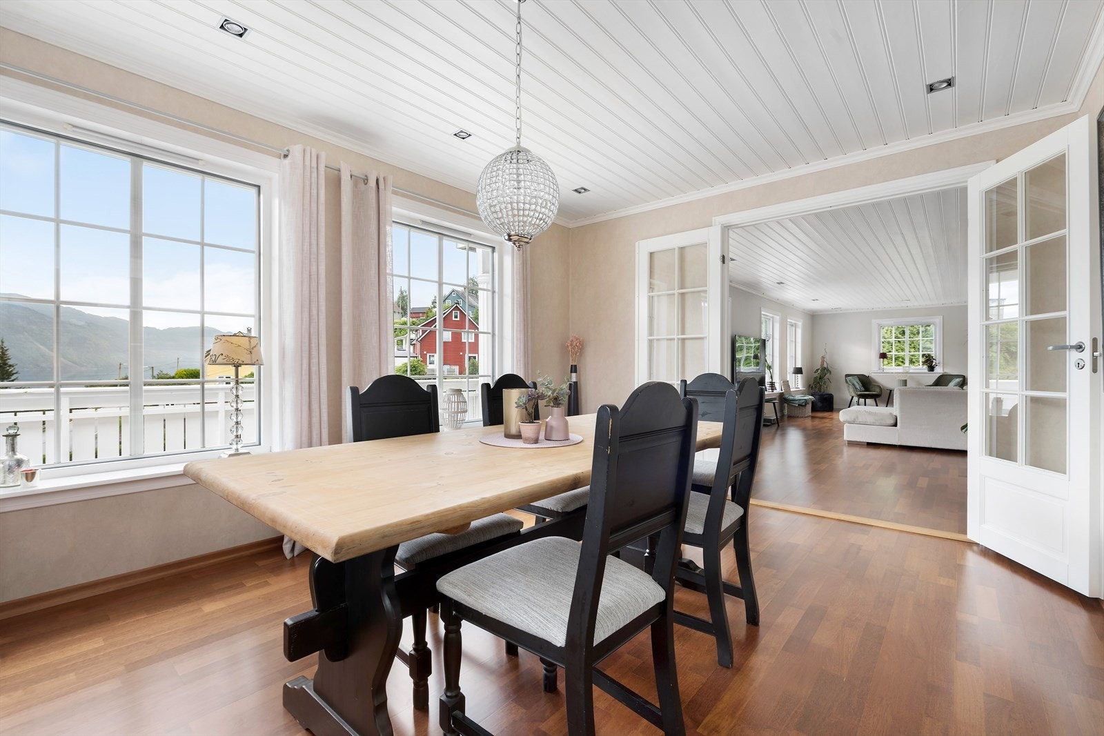 Romslig spisestue med doble glassdører både til stue og kjøkken Galleribilde