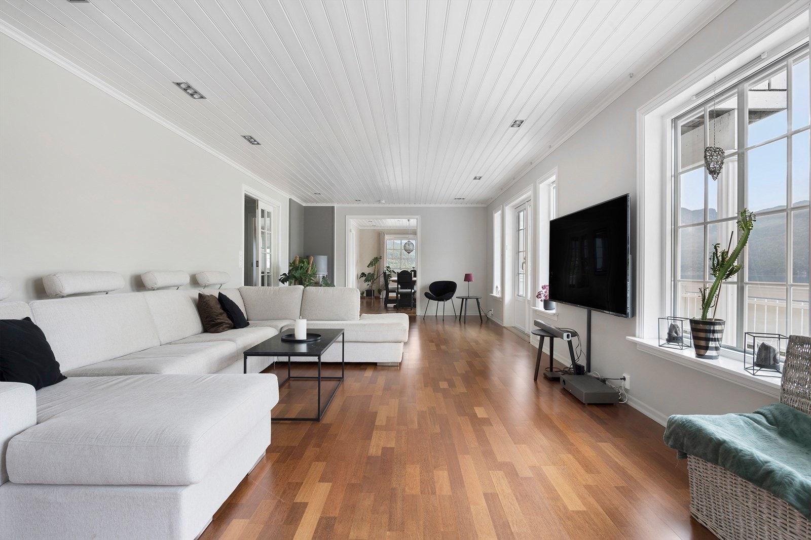 Romslig stue med plass til flere sittegrupper. Downlights i tak. Vedovn. Galleribilde