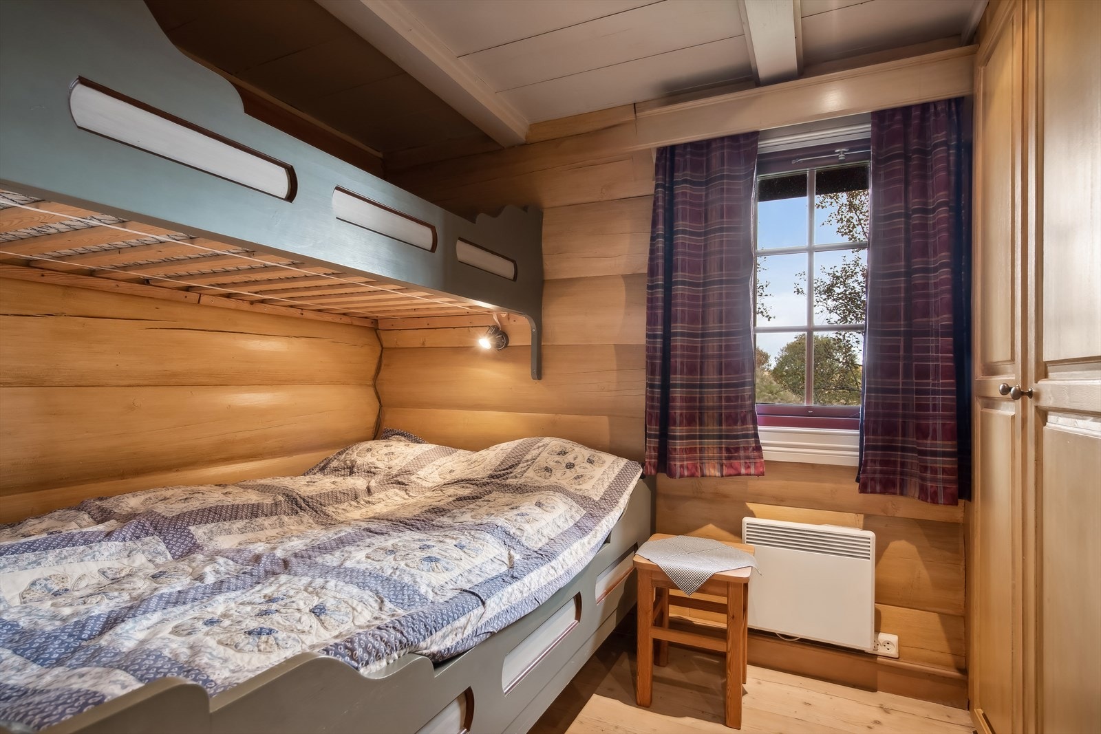 Flotte plassbygde senger på soverom.
Det gjøres oppmerksom på at at soverommene i andre etasje ikke oppfyller kravene for godkjenning som offisielle soverom, da takhøyden er under 190 cm. Galleribilde