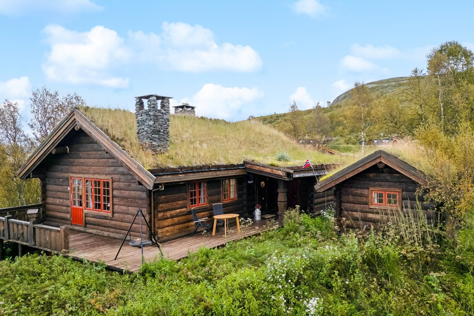 Det er solid norsk stortømmer fra Drangedal, og kunstneren Ellen Øigardens vakre utsmykninger gjør hytta helt spesiell. Det kan også nevens at tregulvet i hovedetasjen er 170 år gammelt og kommer fra Oslos mest kjente adresse. Galleribilde