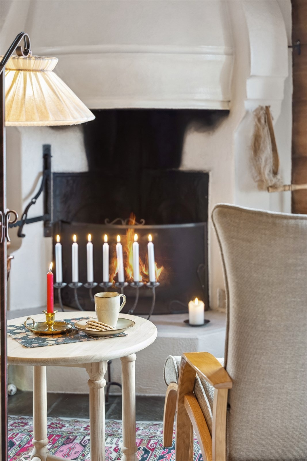 Den har en særdeles flott peis som skaper en lun og koselig stemning, perfekt for å nyte peiskos på kalde dager. Når du kommer på visning skal jeg vise deg noe spennende inne i peisen. Galleribilde