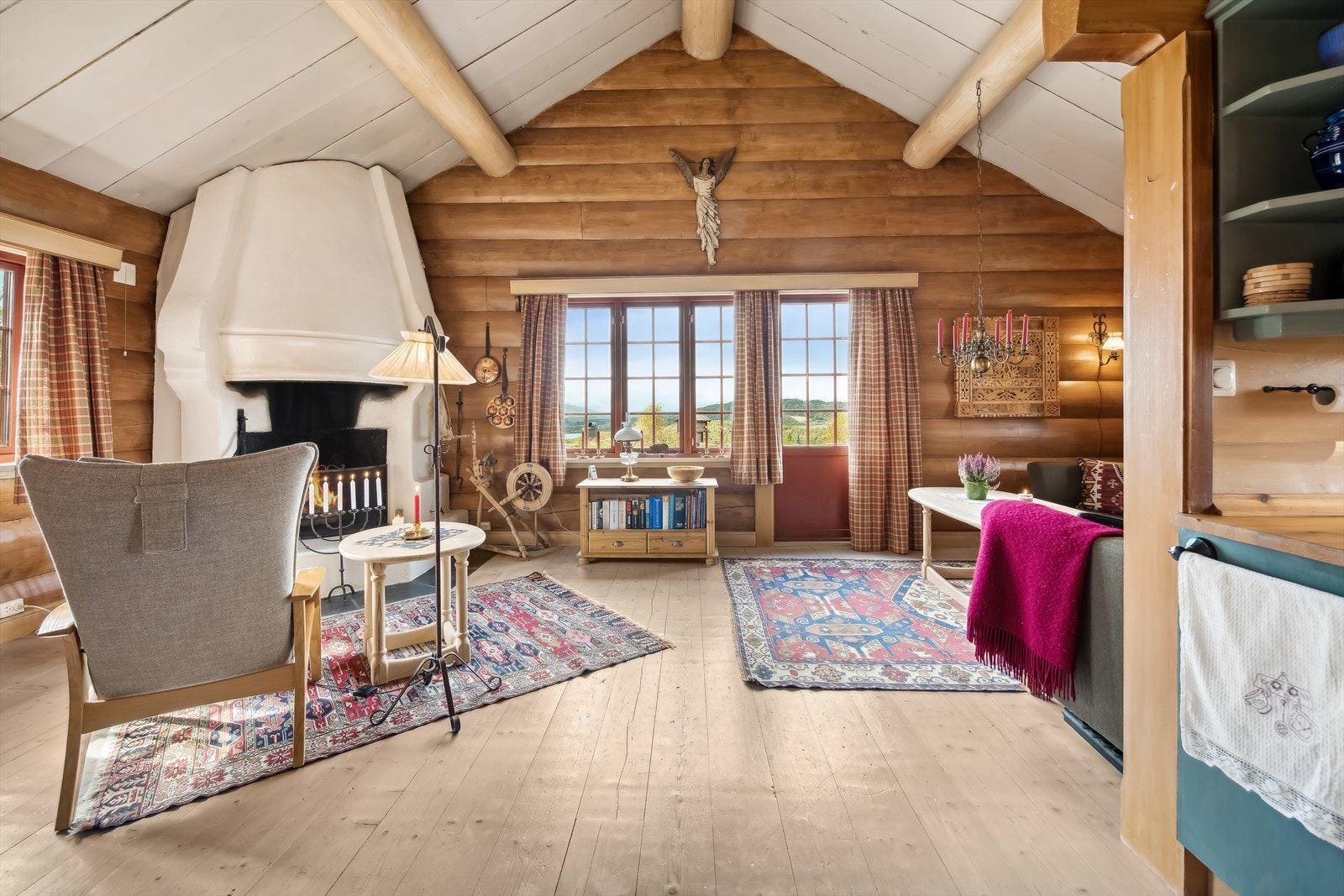 Silkedalsporten 52 er en imponerende og unik laftehytte som strekker seg over tre etasjer, noe som gir romslige og velorganiserte oppholdsarealer. Galleribilde