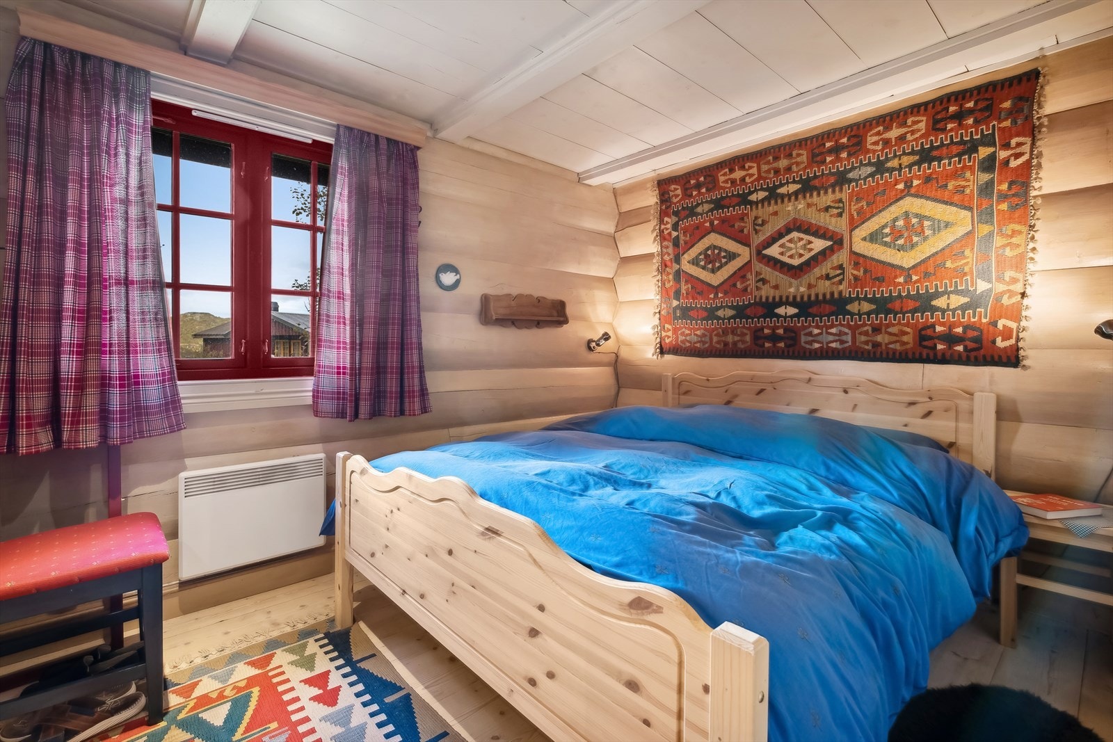 Hytta har hele fem innredede soverom, inkludert rom på loftet og i annekset. To av soverommene befinner seg i første etasje, mens to er plassert på loftet, og ett rom ligger i annekset. Dette gir god plass til både gjester og storfamilie. Galleribilde