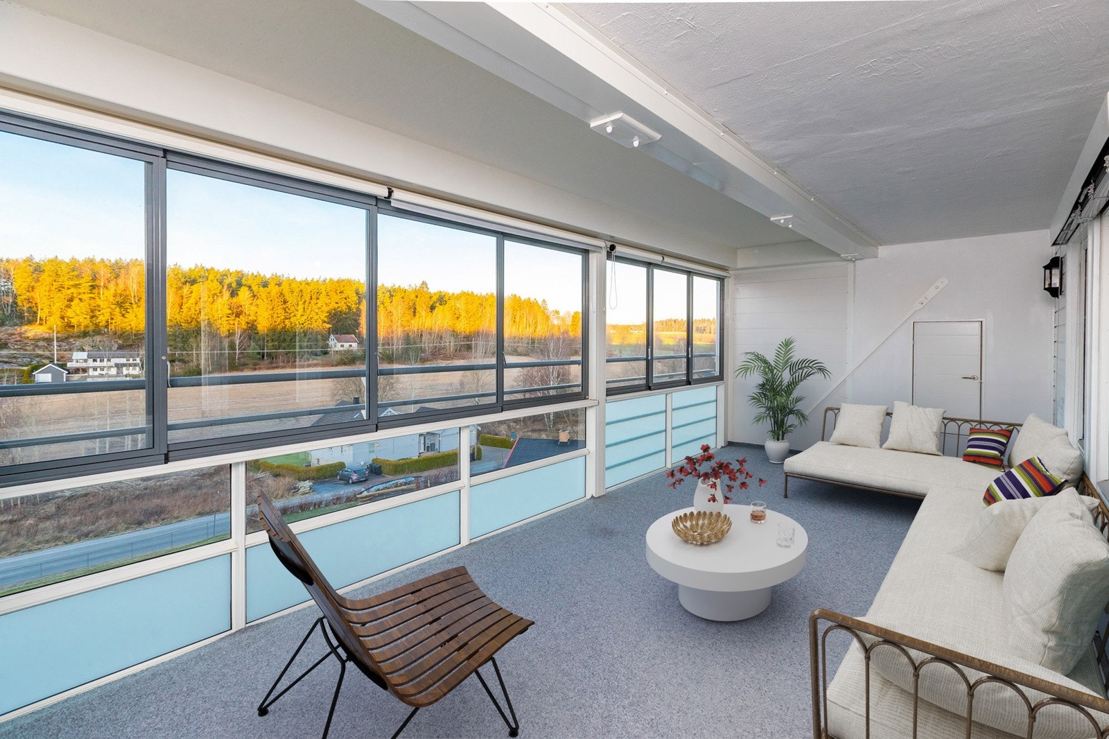 Innglasset veranda blir som et ekstra rom (fotostyling) Galleribilde