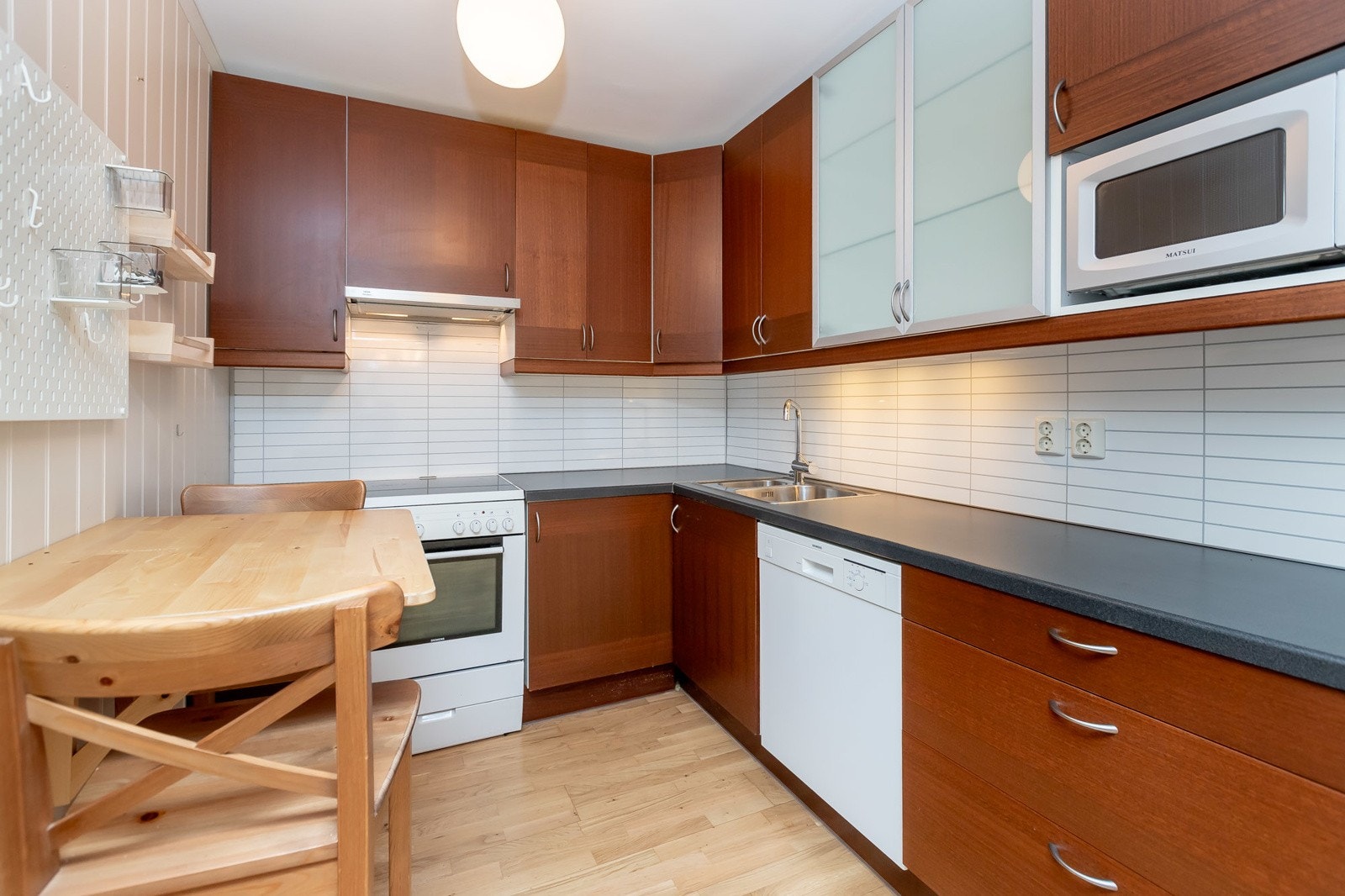 Pent kjøkken som har godt med skapplass Galleribilde