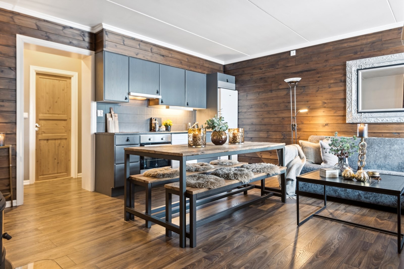 Åpen og sosial romløsning for kjøkken og stue med spiseplass Galleribilde