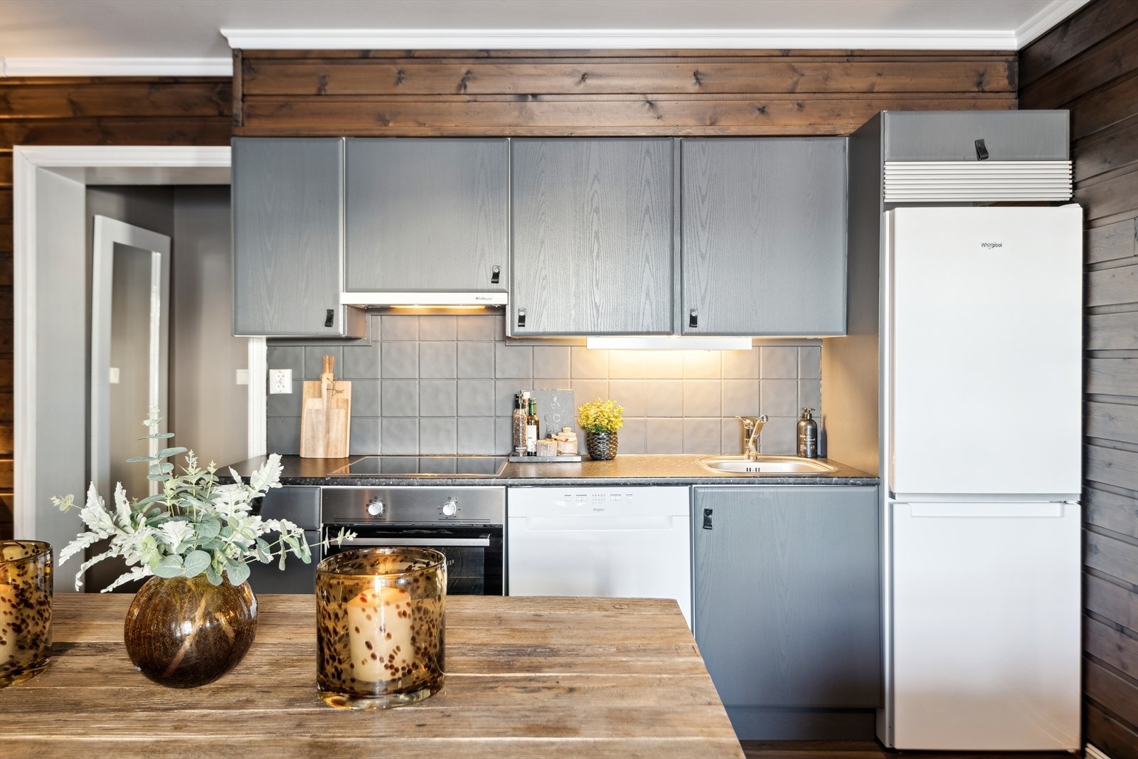 Kjøkkenet har plass til akkurat det du trenger for et avslappet ferieliv Galleribilde