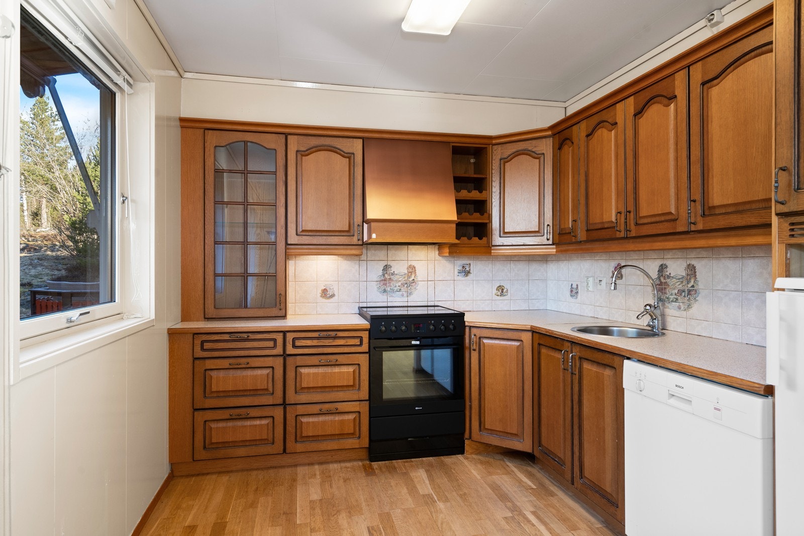 Romslig kjøkken som kan lett tilpasses moderne behov og stil. Galleribilde