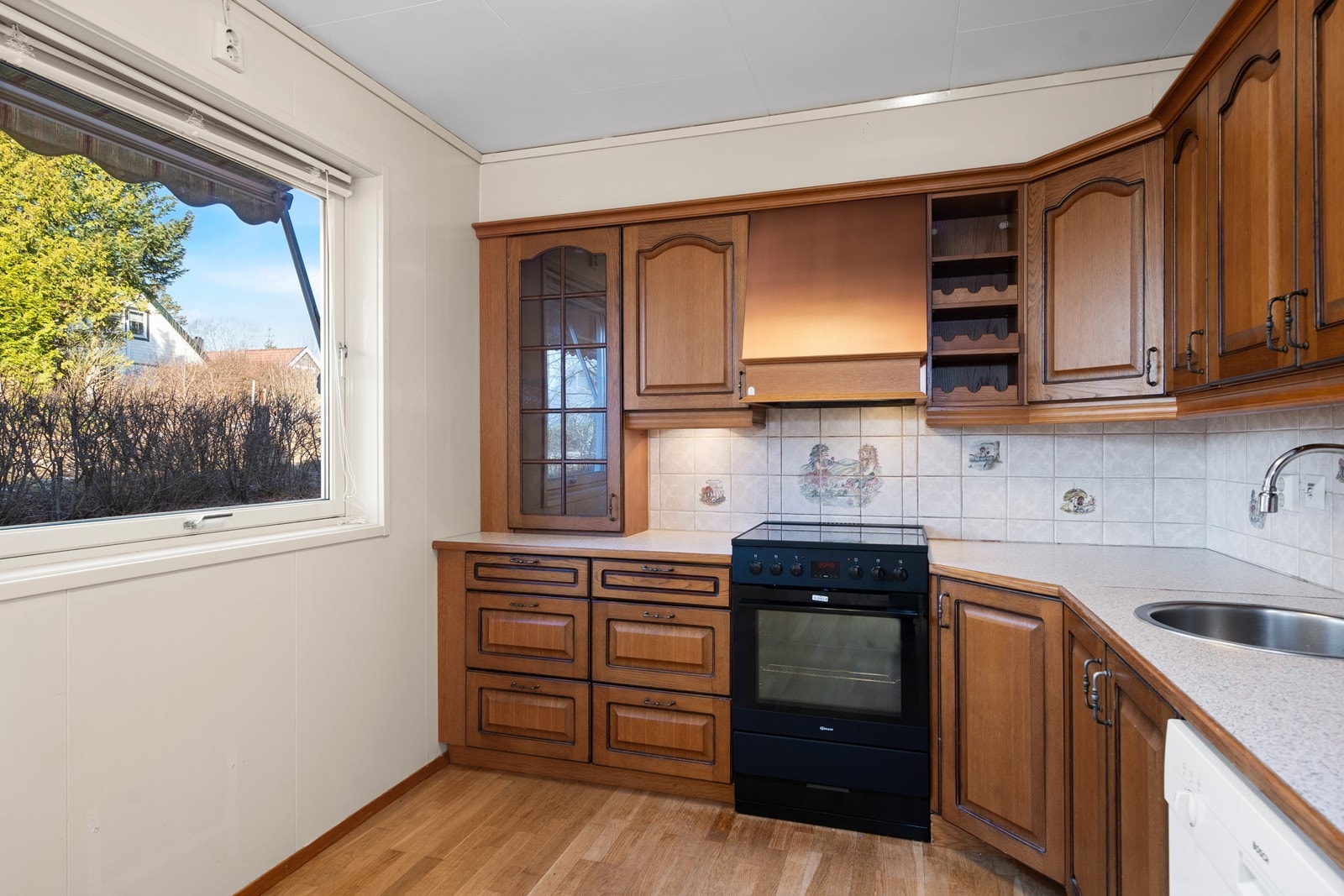 Kjøkkenet har god benkeplass, som gir rikelig med plass til matlagning og oppbevaring. Galleribilde