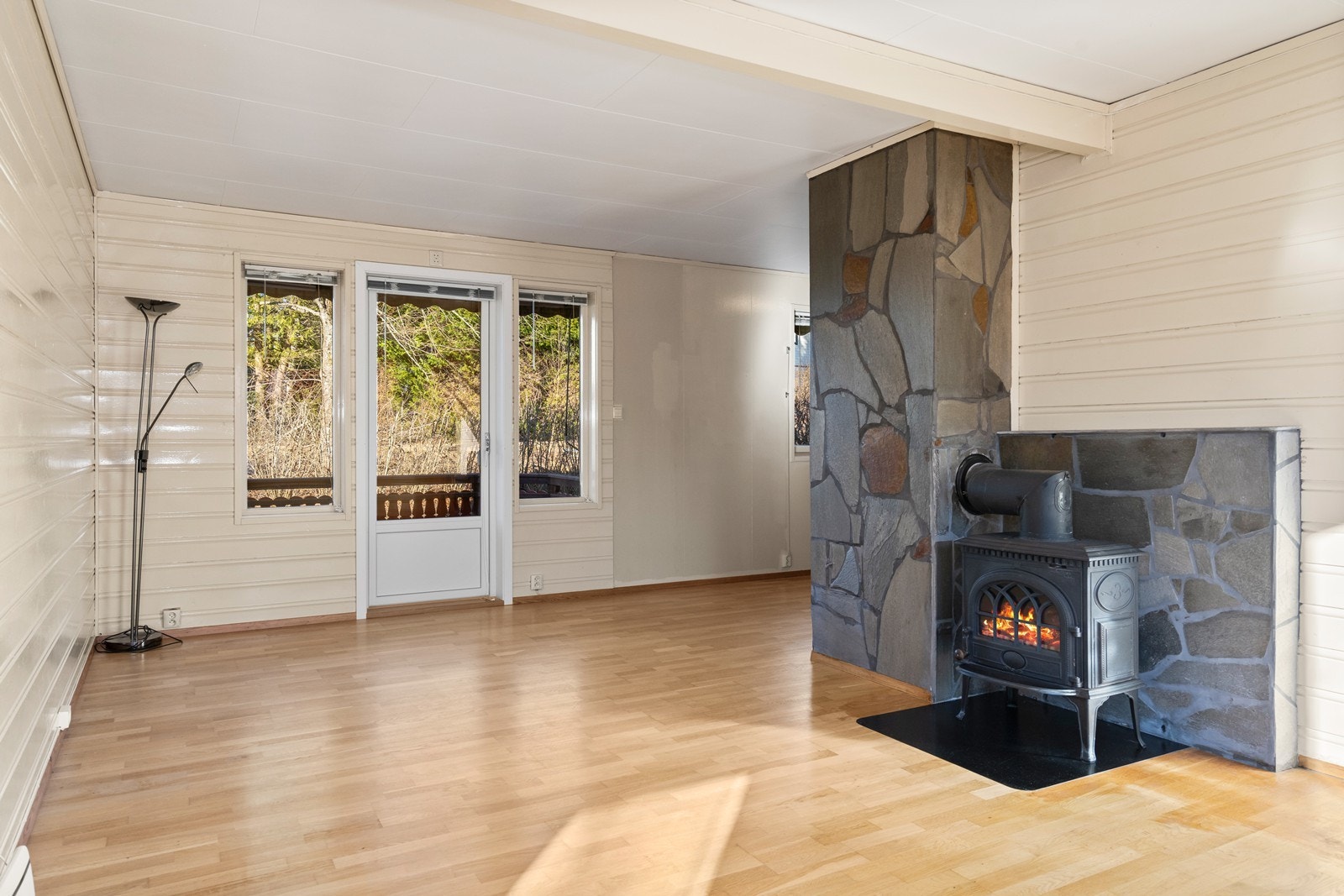 Stuen har en peisovn, perfekt for kalde dager! Galleribilde