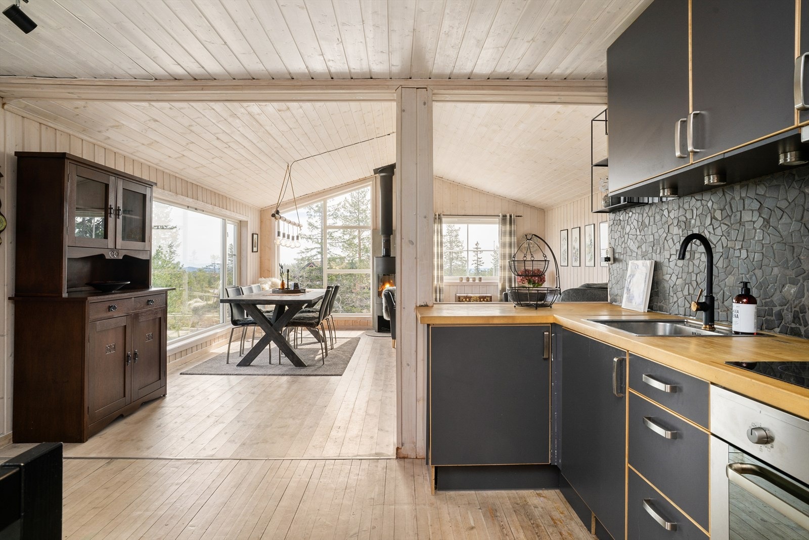 Det er åpen løsning også mot kjøkkendelen Galleribilde