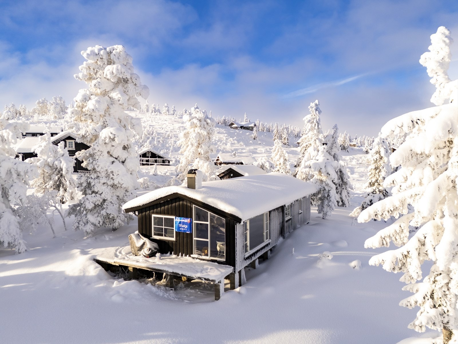 Hytta ligger luftig og lyst til, i slakende terreng, på et attraktivt delområde av Blefjell Sør. Galleribilde