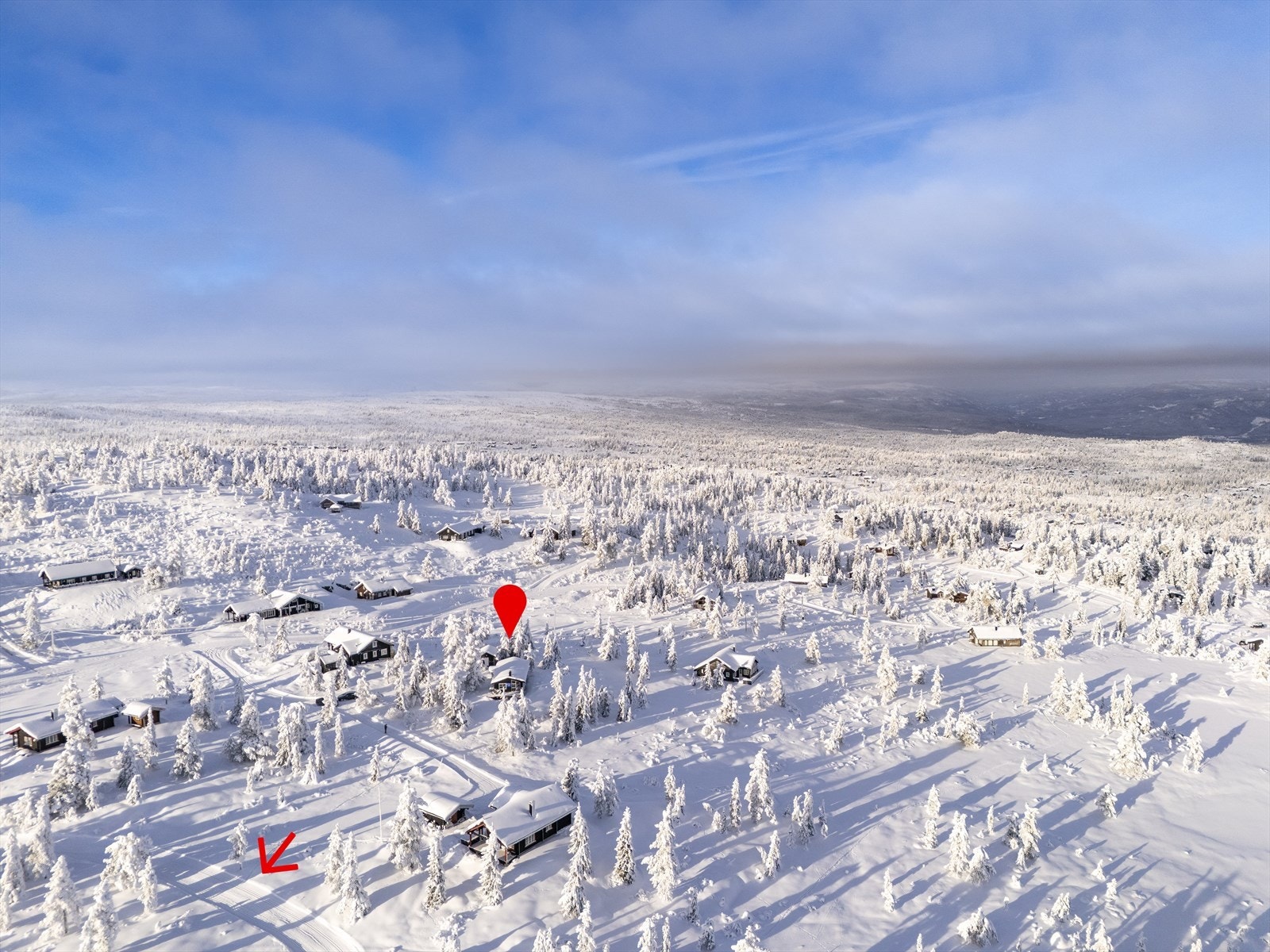 Fra hytta er det umiddelbar nærhet til skiløypene, som avbildet går forbi i nederste venstre del av bildet. Galleribilde