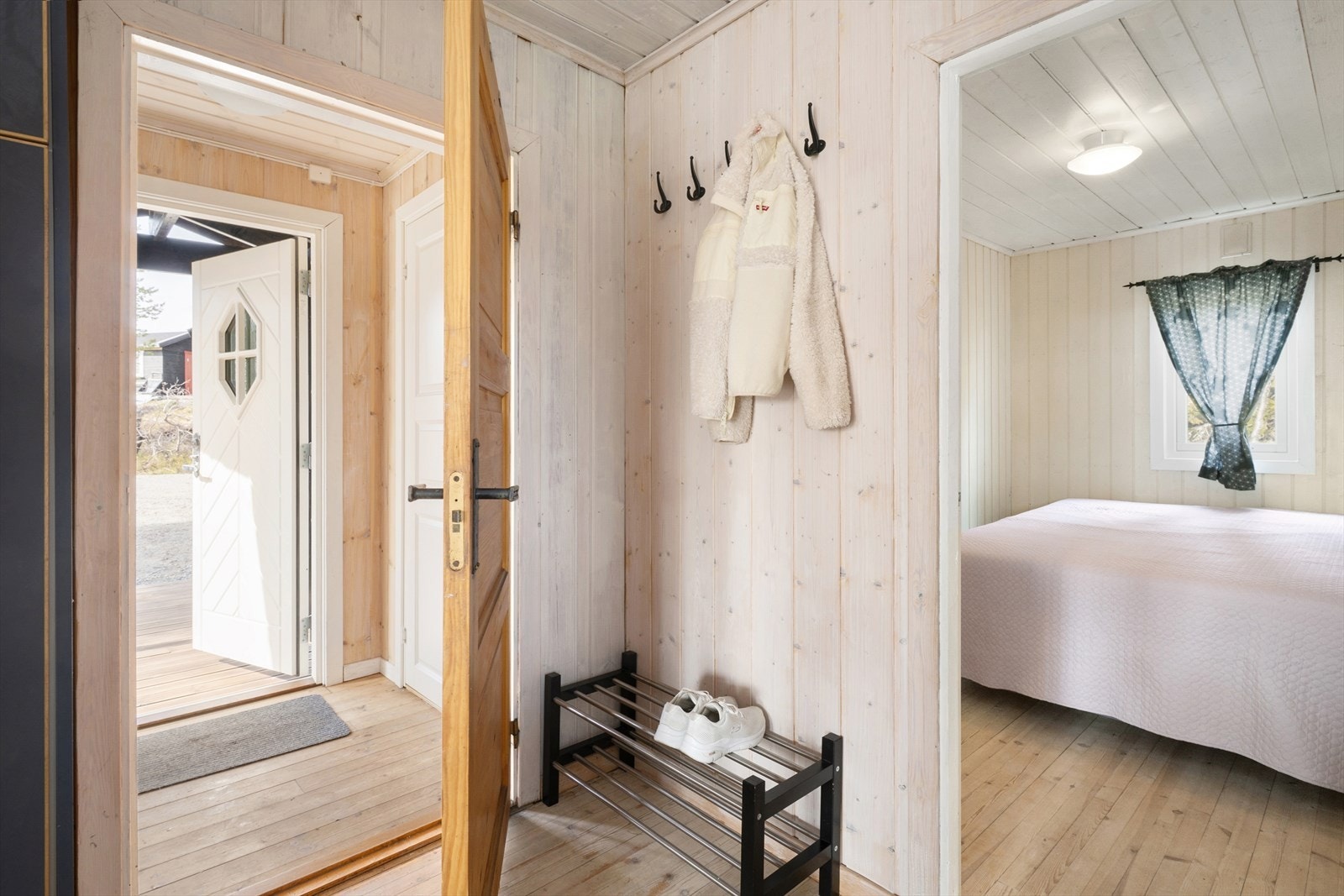 Gangen deler av soverom, oppholdsrom, bad og bod/teknisk rom. Galleribilde