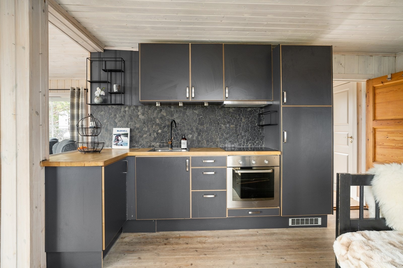 Kjøkkenet har vinkelløsning, og hvitevarene er integrert og medfølgende. Galleribilde