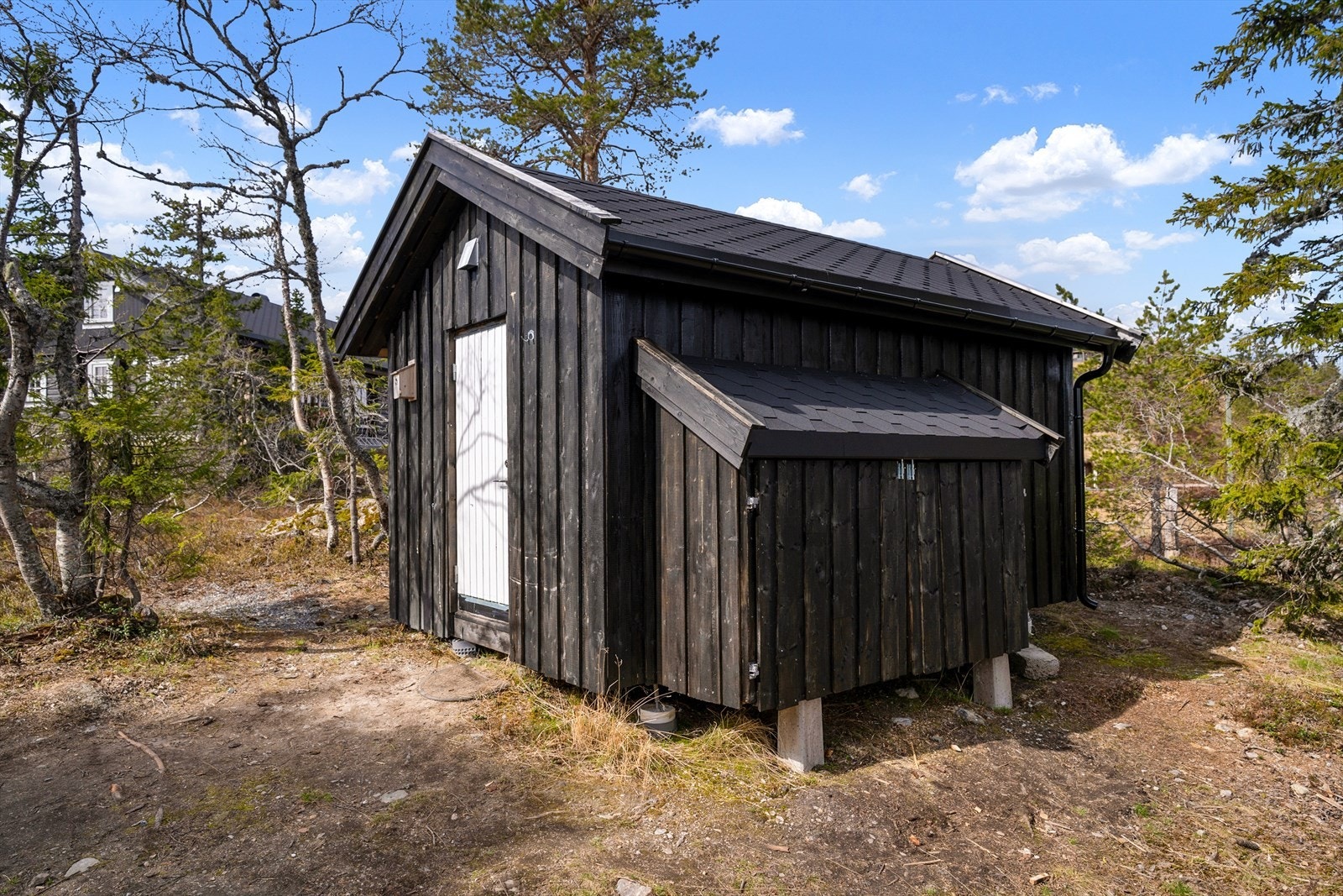 Nybygd uthus med masse god lagringsplass utvendig. Galleribilde