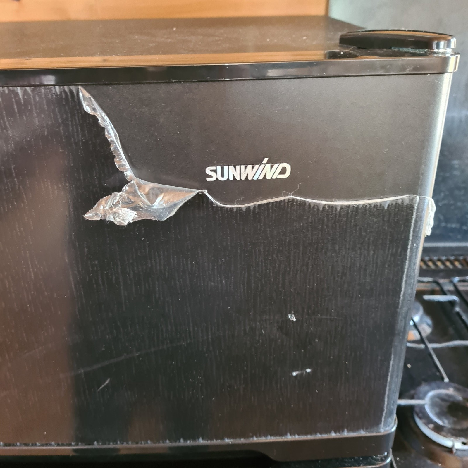 Helt nytt, ubrukt kjøl/frys. Litt av plasten fjernet for å vise merke. Kvittering (13.000) og garanti følger. Galleribilde