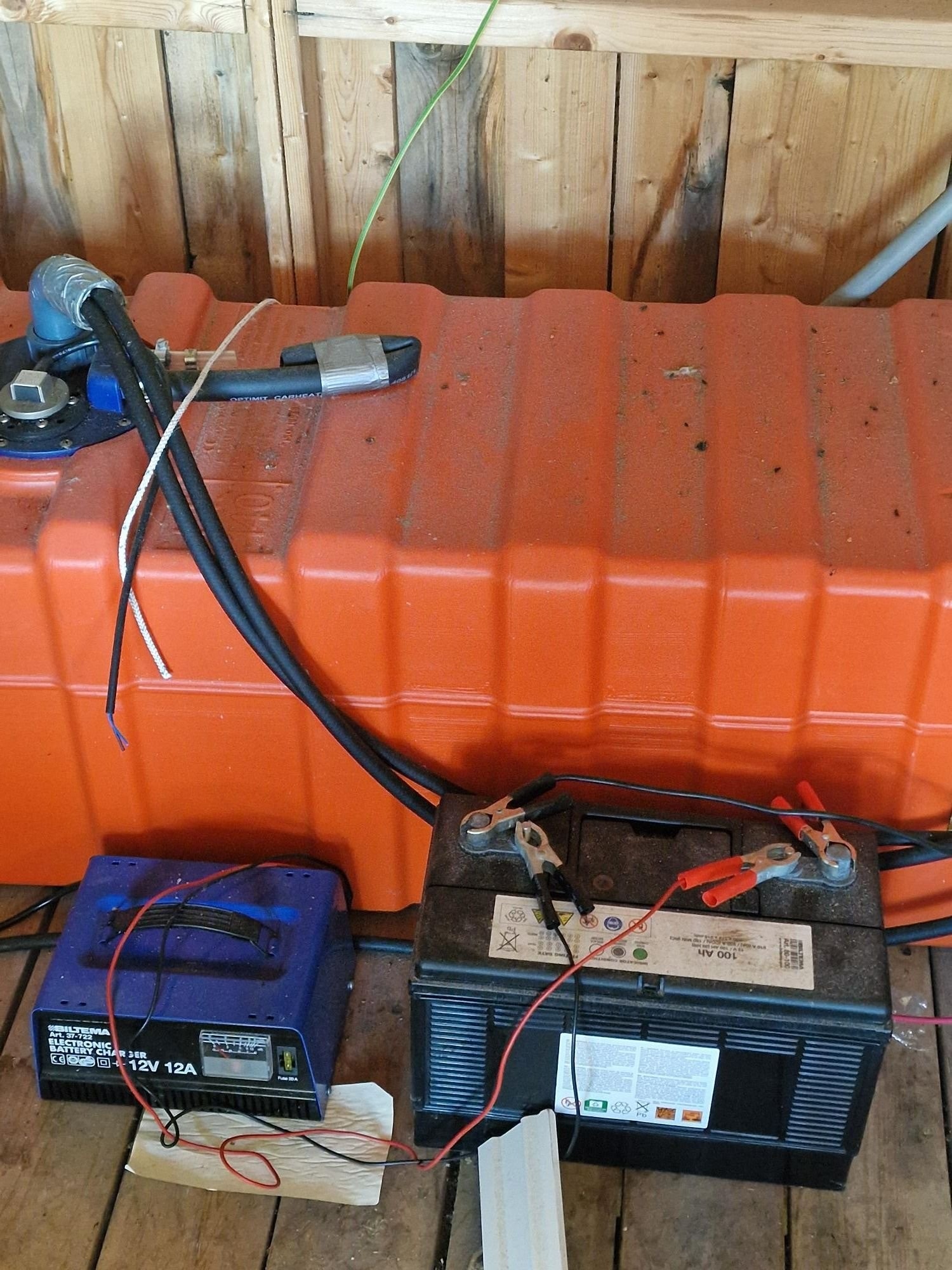 Aggregat i uteboden, fjernstartes i hytta. Galleribilde