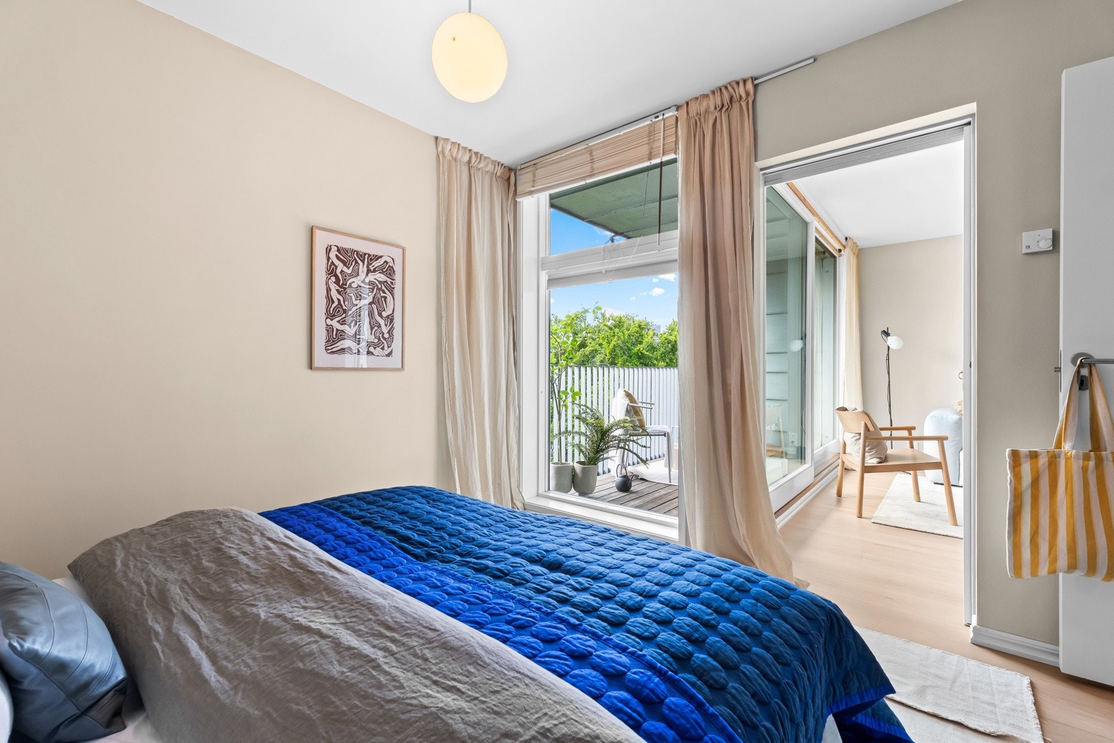 Luftig og fint soverom med plass til dobbeltseng og nattbord. Galleribilde