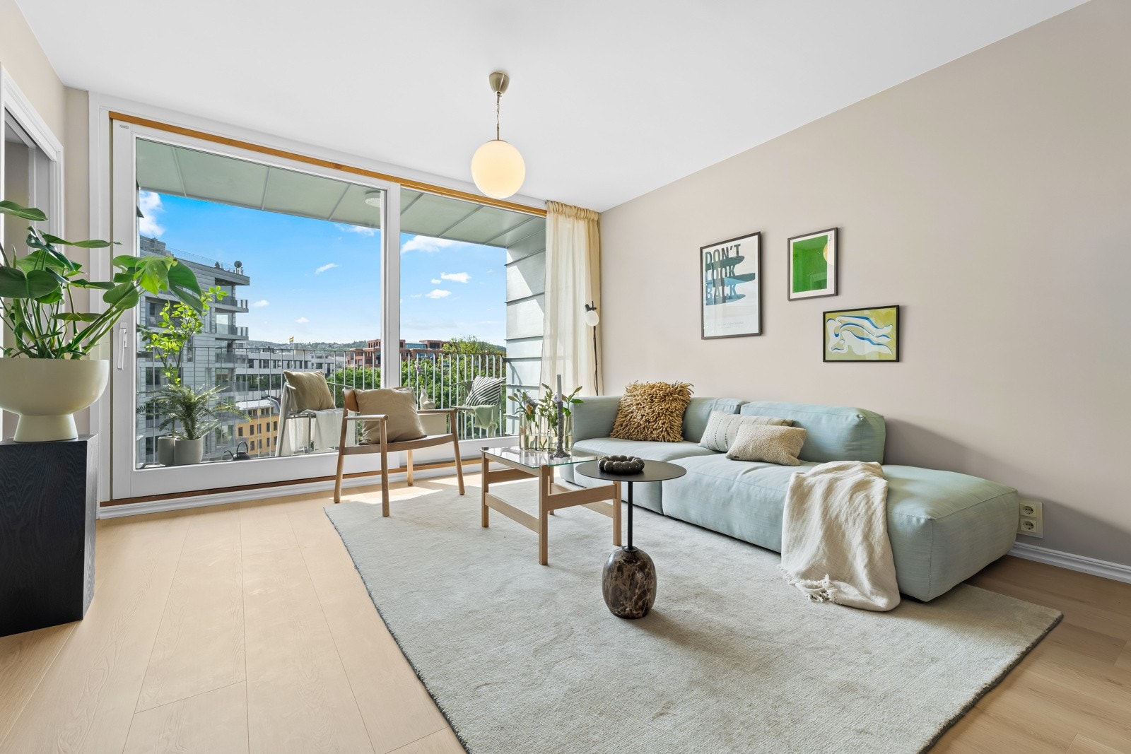 Leiligheten ligger i 5. etg (heisadkomst) og har en luftig, åpen planløsning med gjennomlys fra begge sider. Galleribilde